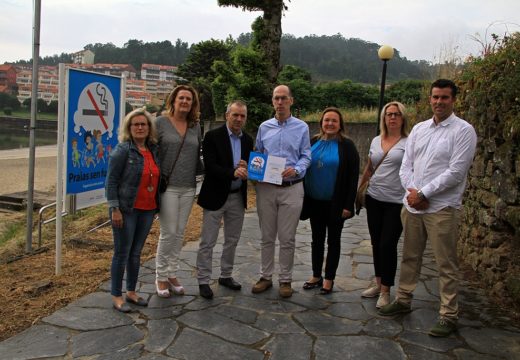 O conselleiro de Sanidade entrega por segundo ano o diploma de ouro ao concello de Corcubión por ter todas as súas Praias Libres do Fume do Tabaco